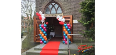 feestloper rode loper kerk met boog 1881469446