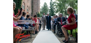 feestloper zandkleurige loper naast kerk